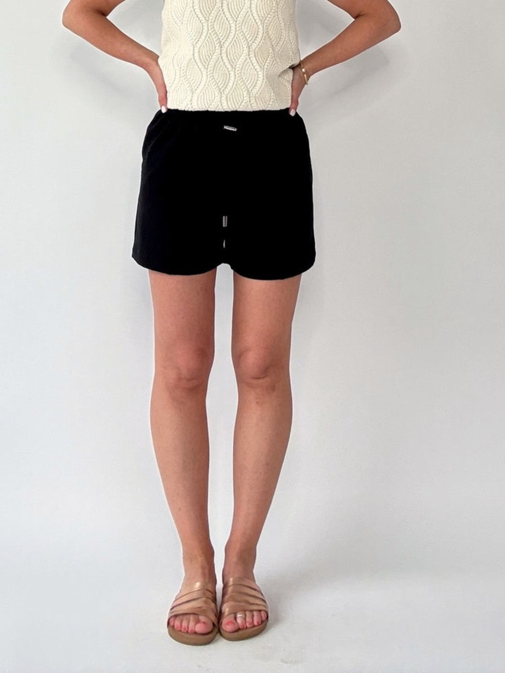 Varley Edmond mid rise short- Black Drawstring - Picture 4 of 8